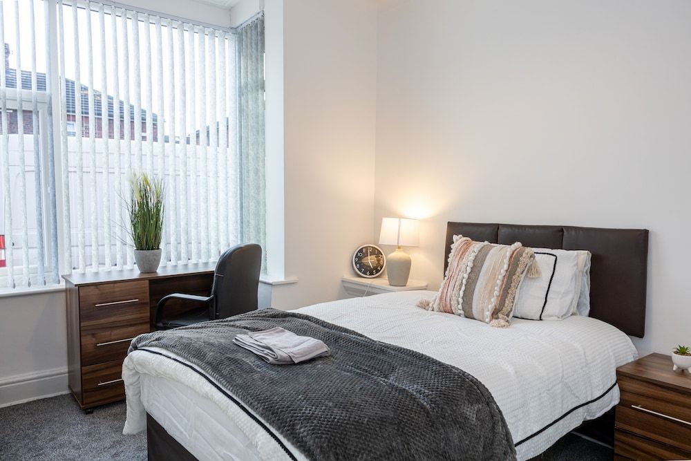 Charming 4-bed Guest House in Salford 1