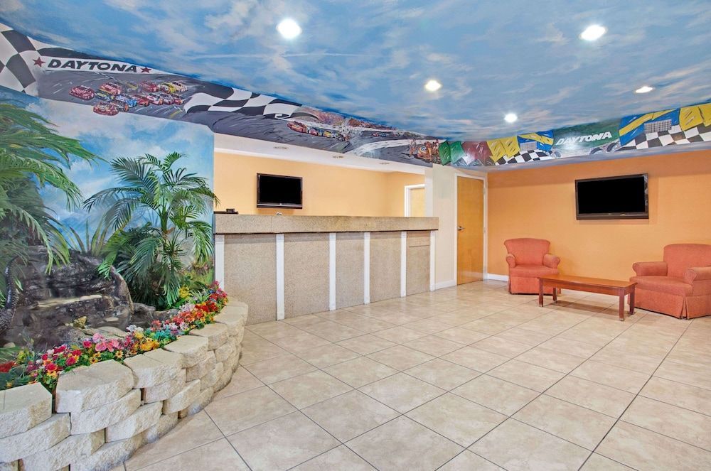 Super 8 by Wyndham Daytona Beach 2