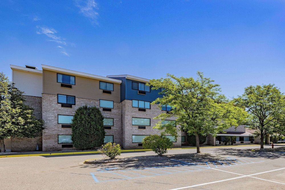 AmericInn by Wyndham Apple Valley 1