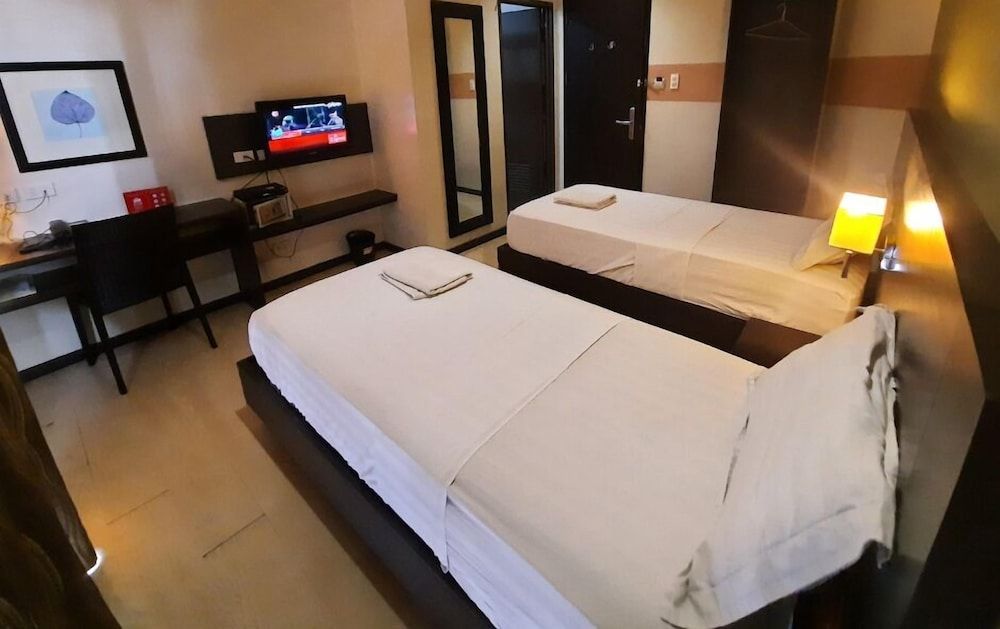 Lorenzzo Suites Hotel Makati 2