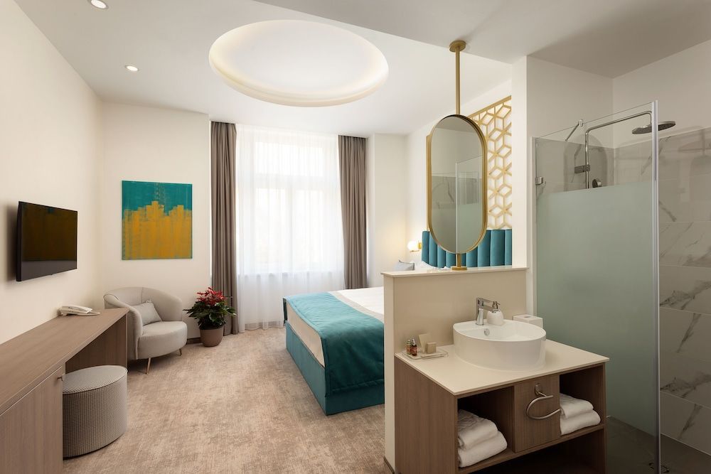 Mera Hotel 1