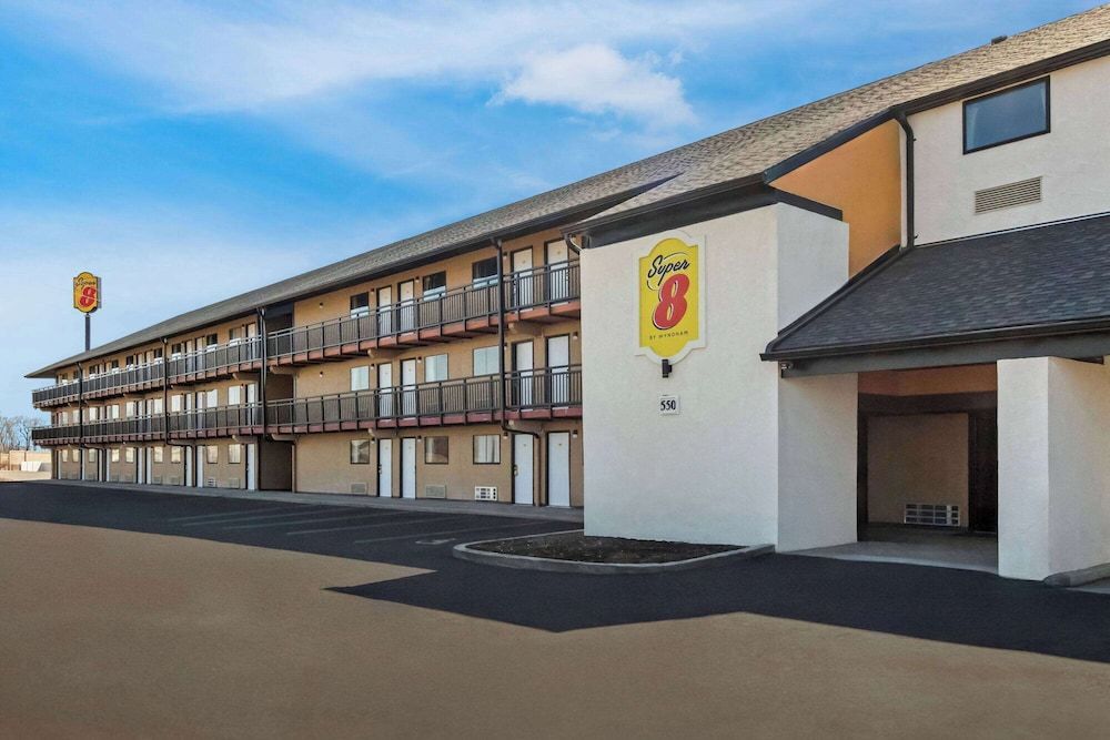 Super 8 by Wyndham Vandalia/Dayton International Airport 1