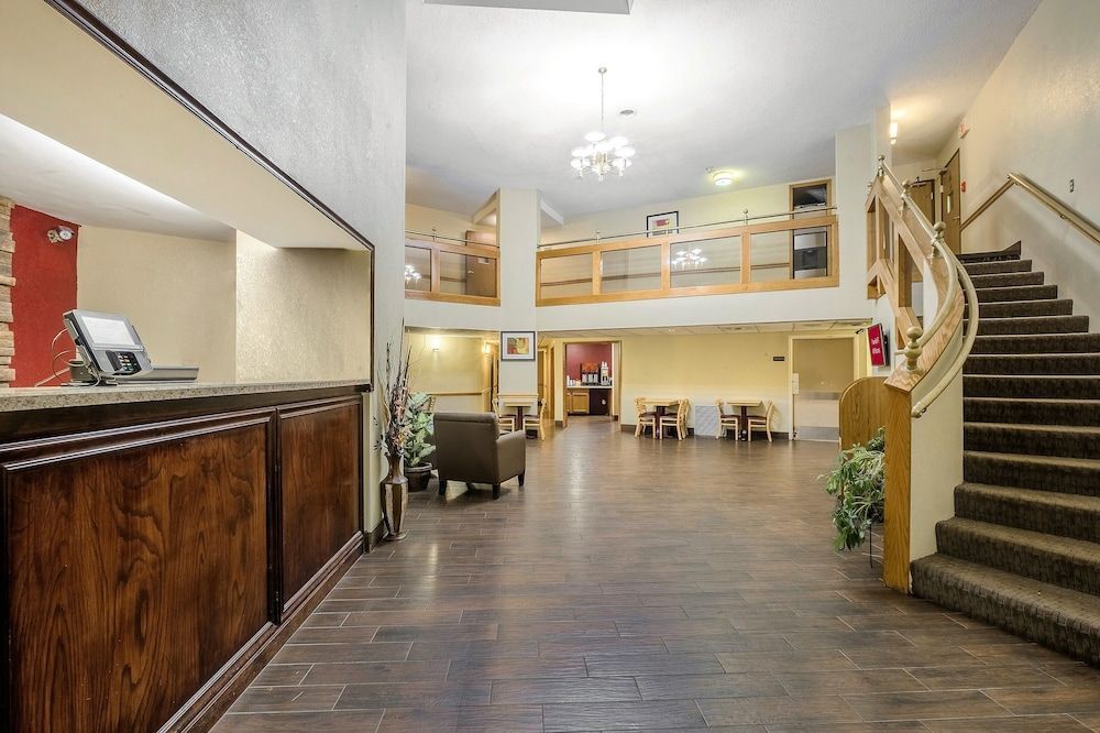 Red Roof Inn & Suites Hermitage 1