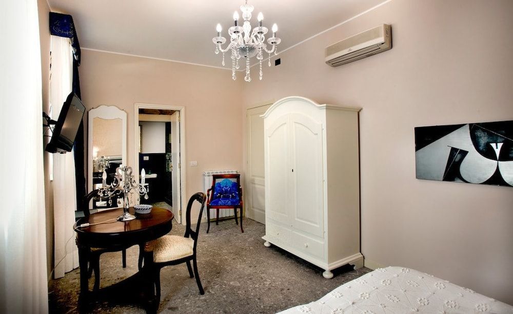 Porta Di Mezzo Luxury Suites & Rooms 2