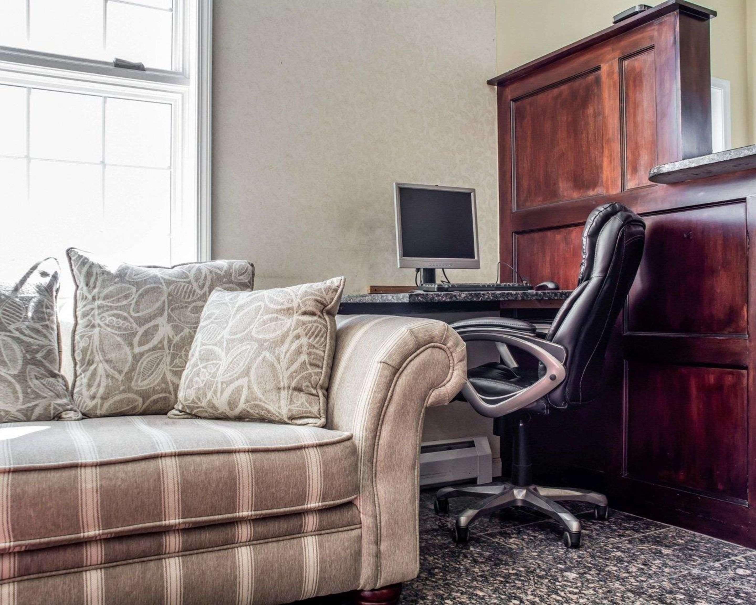 Econo Lodge Inn & Suites North Syracuse Airport 2
