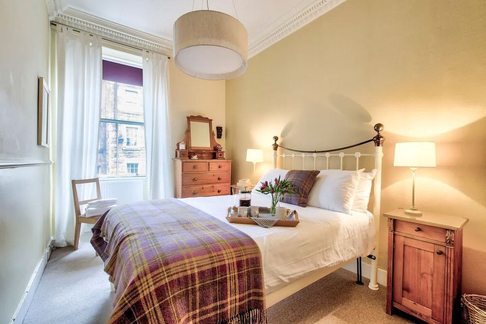 JOIVY 1-Bed Flat In Edinburgh Old Town 2