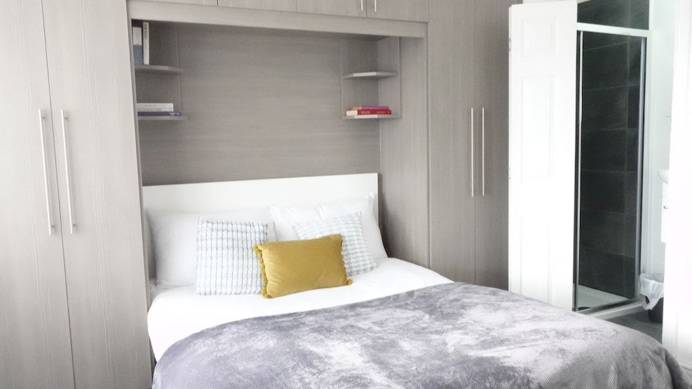 Private Bathroom Rooms- Near Heathrow - Near Shops 1