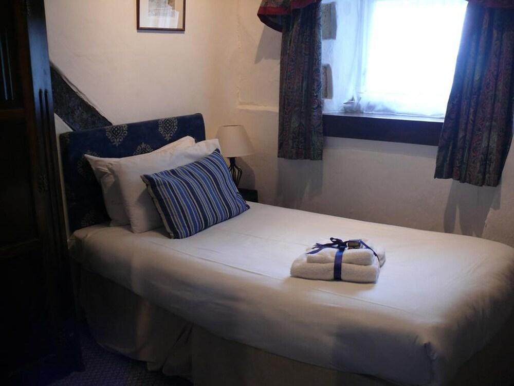 The White Hart - A Heartwood Inn 1