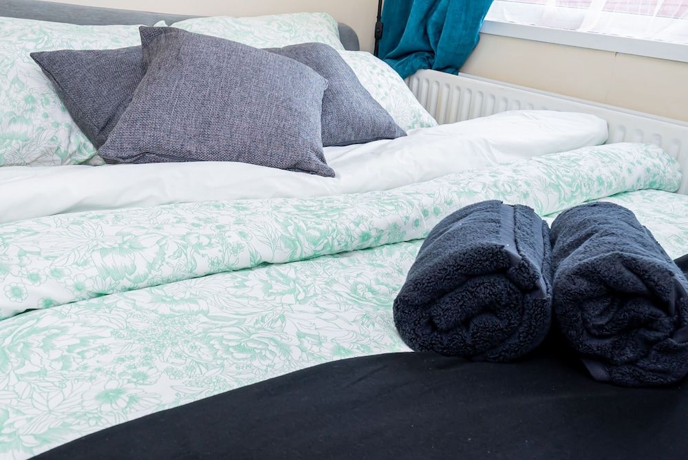 Shirley House 3, Guest House, Self Catering, Self Check in with Smart Locks, Use of Fully Equipped Kitchen, close to City Centre, Ideal for Longer Stays, Walking Distance to BAT, 20 min Drive to Fawle 2
