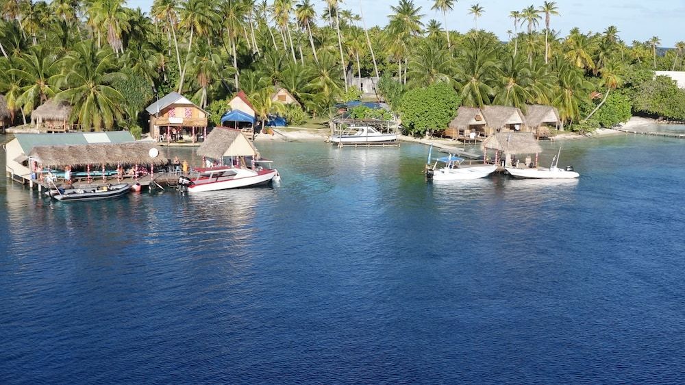 Tetamanu Village & Sauvage 1