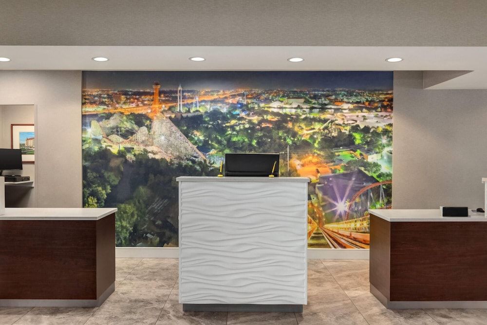 La Quinta by Wyndham Arlington North 6 Flags Dr 2