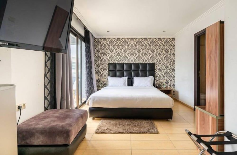 Hotel De La Corniche 1