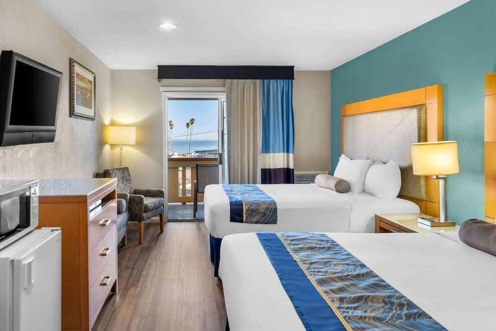 Howard Johnson by Wyndham Santa Cruz 1