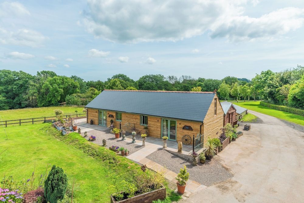 Paddock View Barn 1-Bed Sleeps 4 with Parking 1