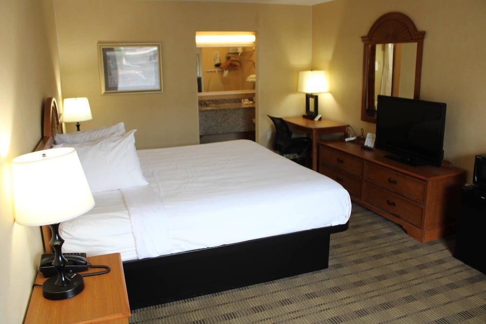 Rodeway Inn Lynchburg near University 1