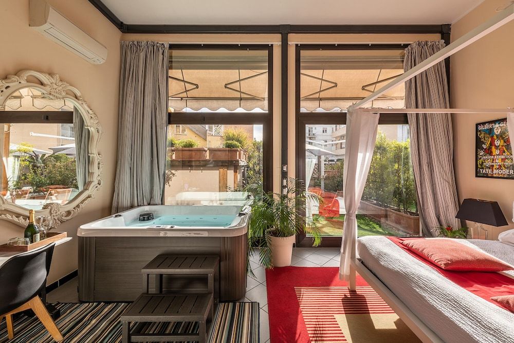 Snob Luxury Suite 1