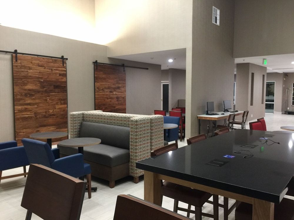 Holiday Inn Express & Suites TULARE by IHG 2