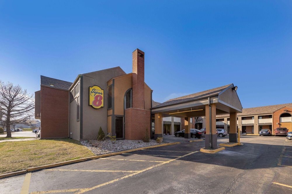 Super 8 by Wyndham Kansas City Airport North 1