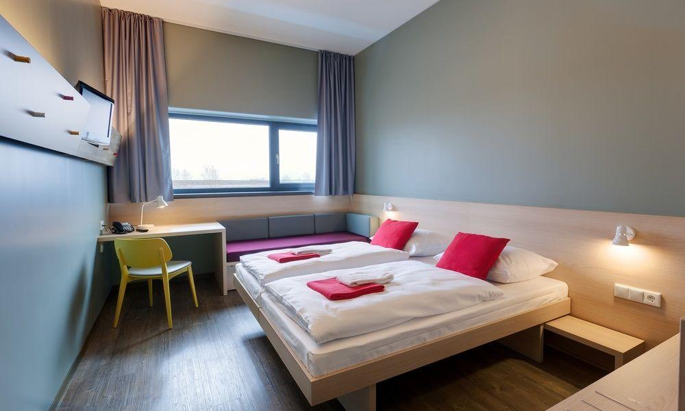MEININGER Hotel Berlin Airport 1