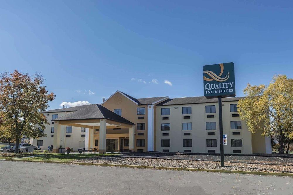 Quality Inn & Suites Pittsburgh Harmarville 1
