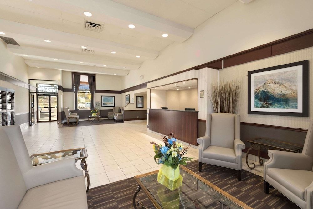 Travelodge by Wyndham Edmonton South 2