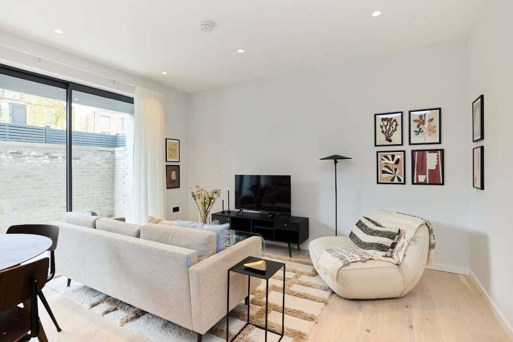 The Brondesbury Quarters - Modern 2bdr Flat With Balcony + Parking 1