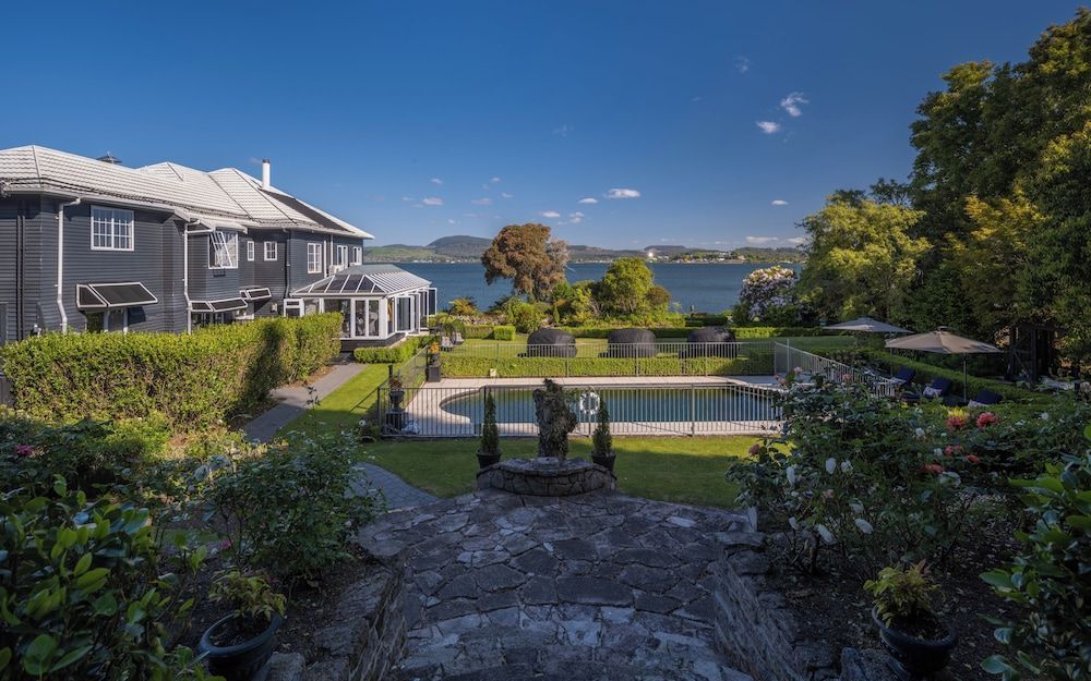 Black Swan Lakeside Boutique Hotel 1