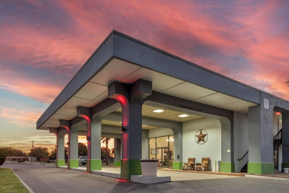 Days Inn by Wyndham Victoria TX East 1