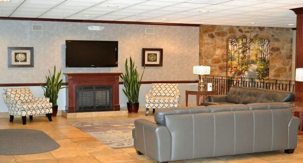 Ramada by Wyndham State College Hotel & Conference Center 2