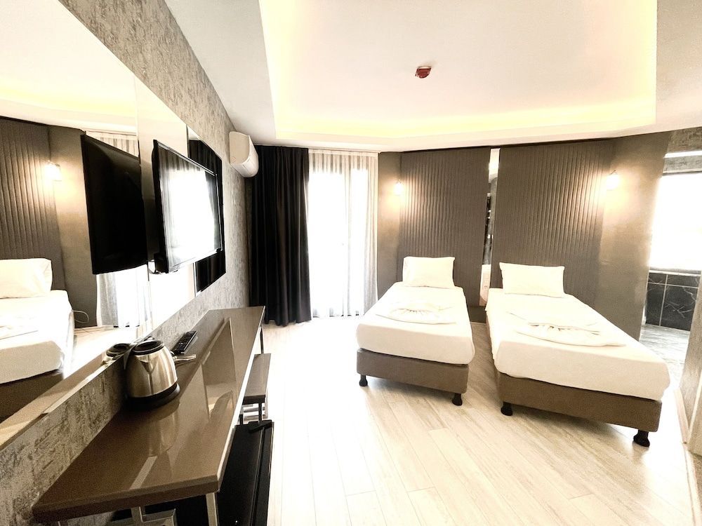 Emilia Otel 2