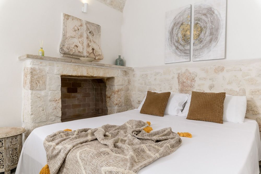 19 White Luxury Suite With Jacuzzi by Wonderful Italy 1