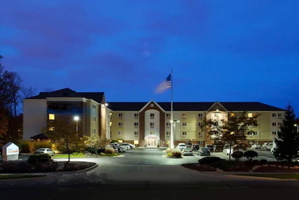 Sonesta Simply Suites Cleveland North Olmsted Airport 1