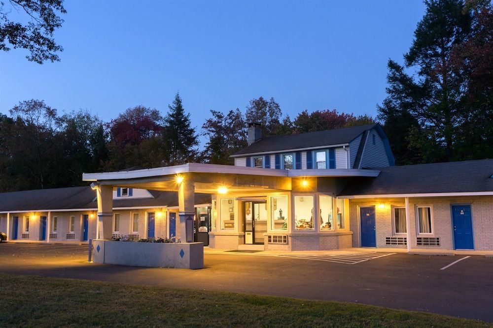 POCONO NIGHT LODGE 1