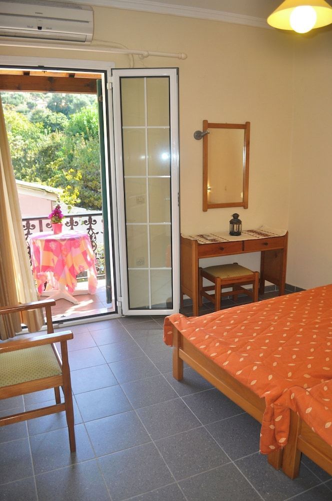 Holiday Studio Apartments yannis on the beach of Agios Gordios in Corfu 2