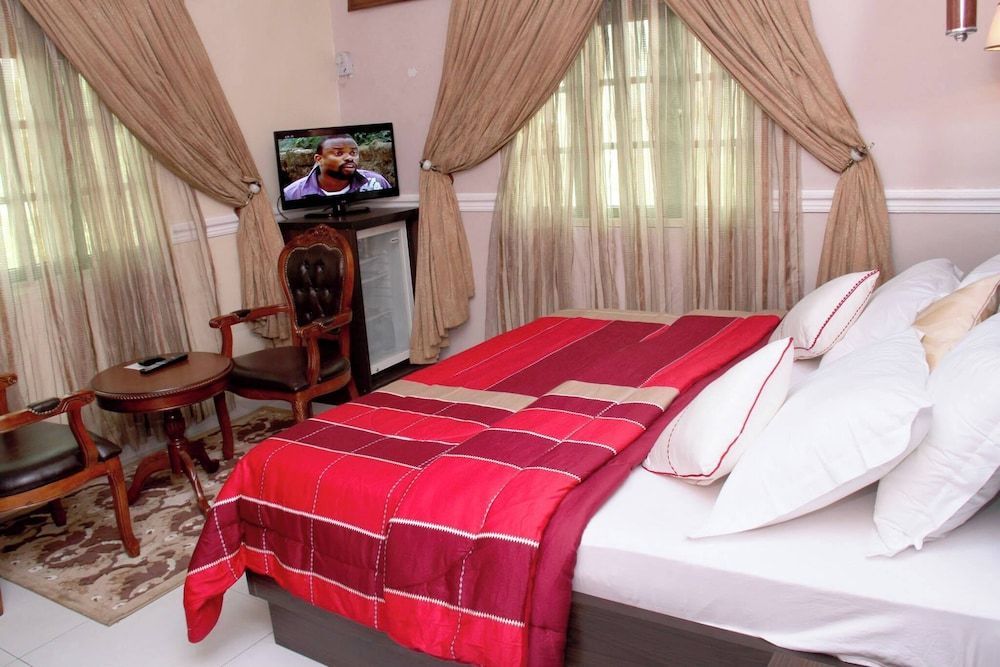 QUEENS GATE HOTEL 2