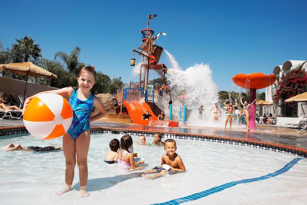 Howard Johnson by Wyndham Anaheim Hotel and Water Playground 1