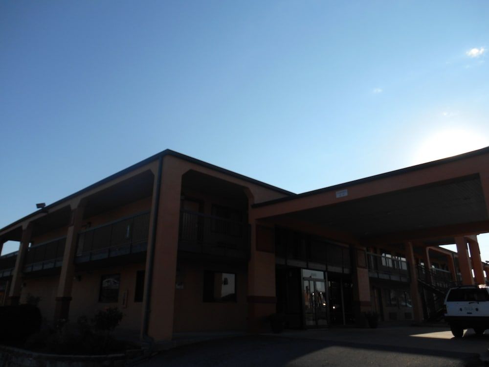 AmeriStay Inn St Joseph 1