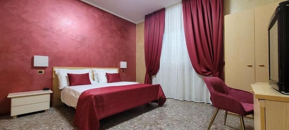 HOTEL PARADISO 2