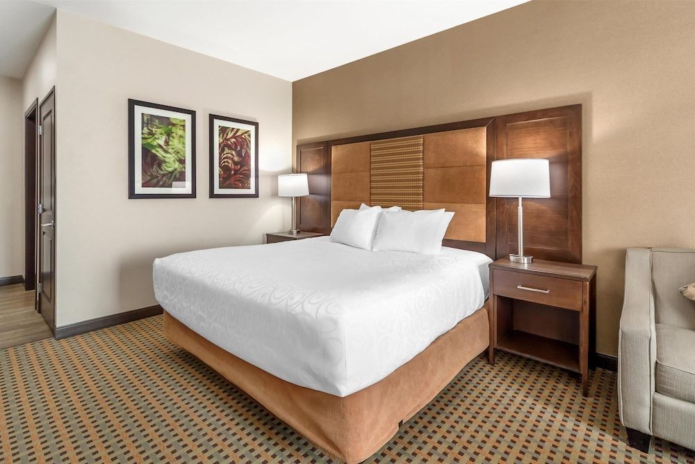 Best Western Plus Hinton Inn & Suites 1