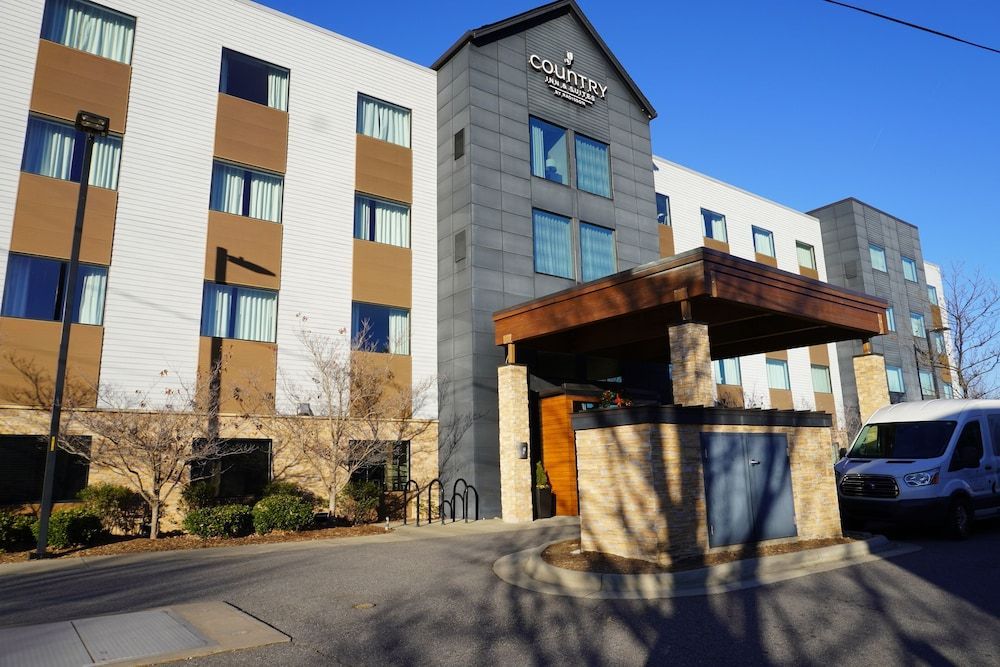 Country Inn & Suites by Radisson Asheville River Arts District 1