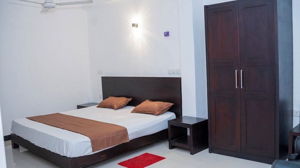 Paris - Negombo - Yash Rest Inn - Negombo