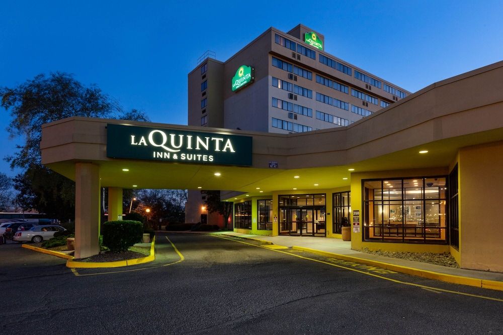 La Quinta Inn & Suites by Wyndham Secaucus Meadowlands 1