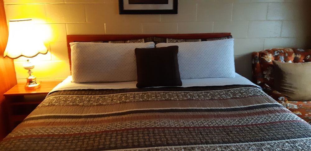 Pine Grove Motel 2