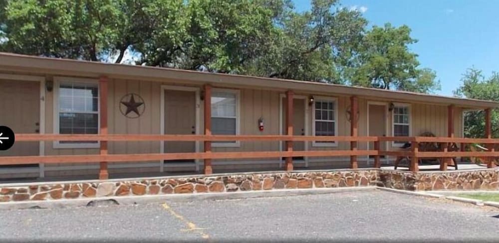 Maven's Inn & Grill 1