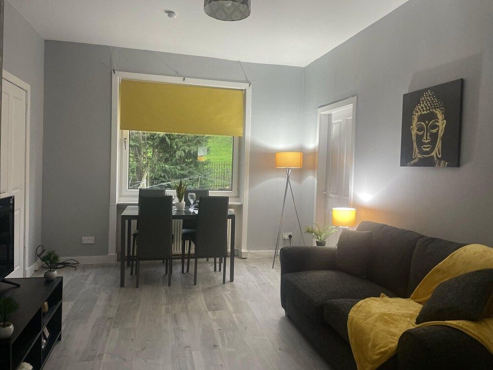 Immaculate 3-bed Apartment in Glasgow Close to M8 1