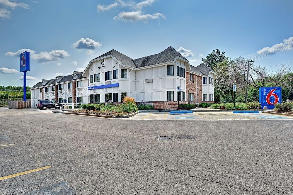 Motel 6-Glenview, IL - Chicago North 1