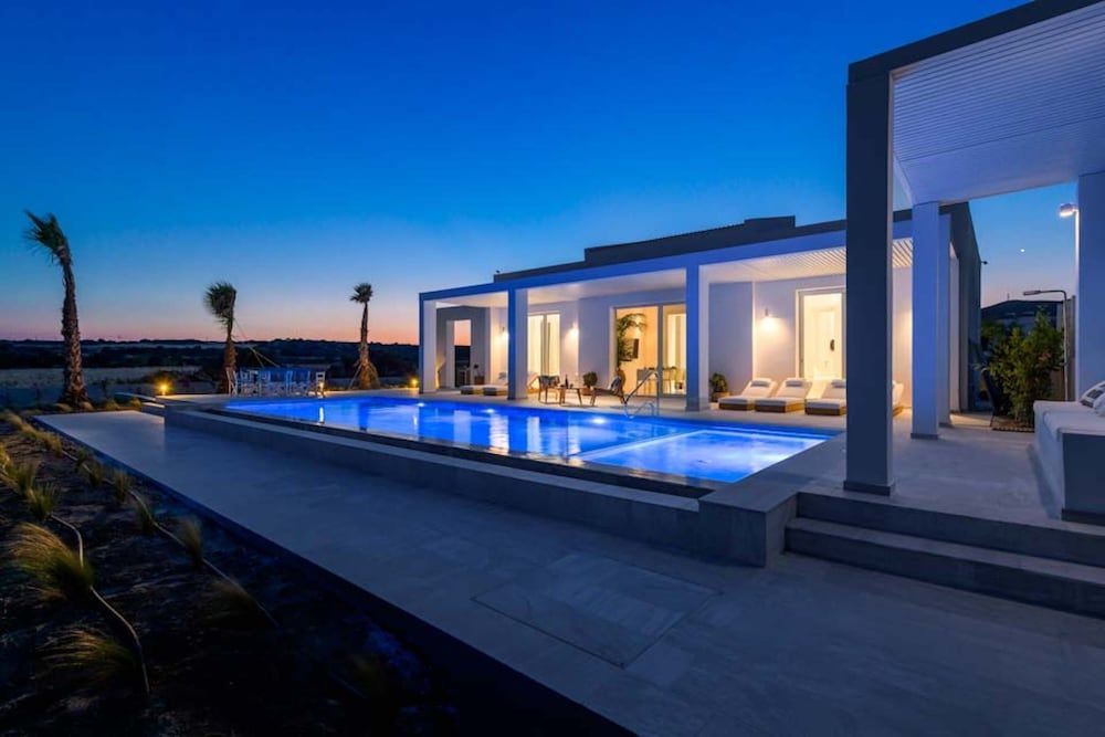 Seashore Villa - Luxury Beachfront - Pool & Sea View 1