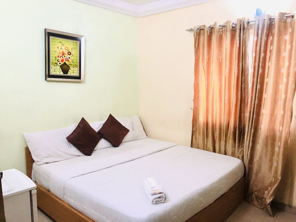 De Lawrence Court & Suites 1