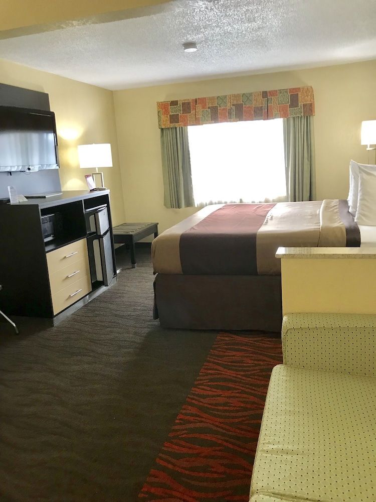 Quality Inn & Suites Benton Harbor - St Joseph 2