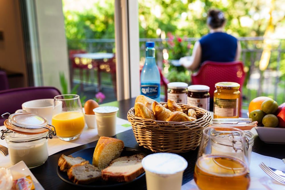 Logis Hôtel Restaurant Les 2 Rives - A75, en bordure de rivière 1